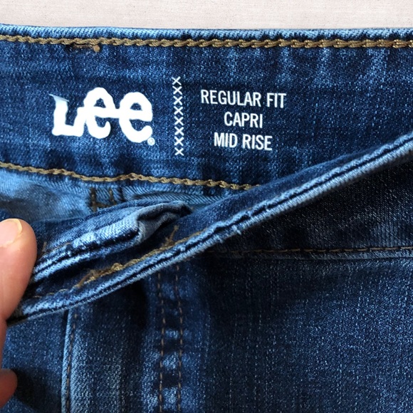 Lee Women's Plus Size Midrise Regular Fit Capri Jeans Pant 20W - Picture 4 of 14